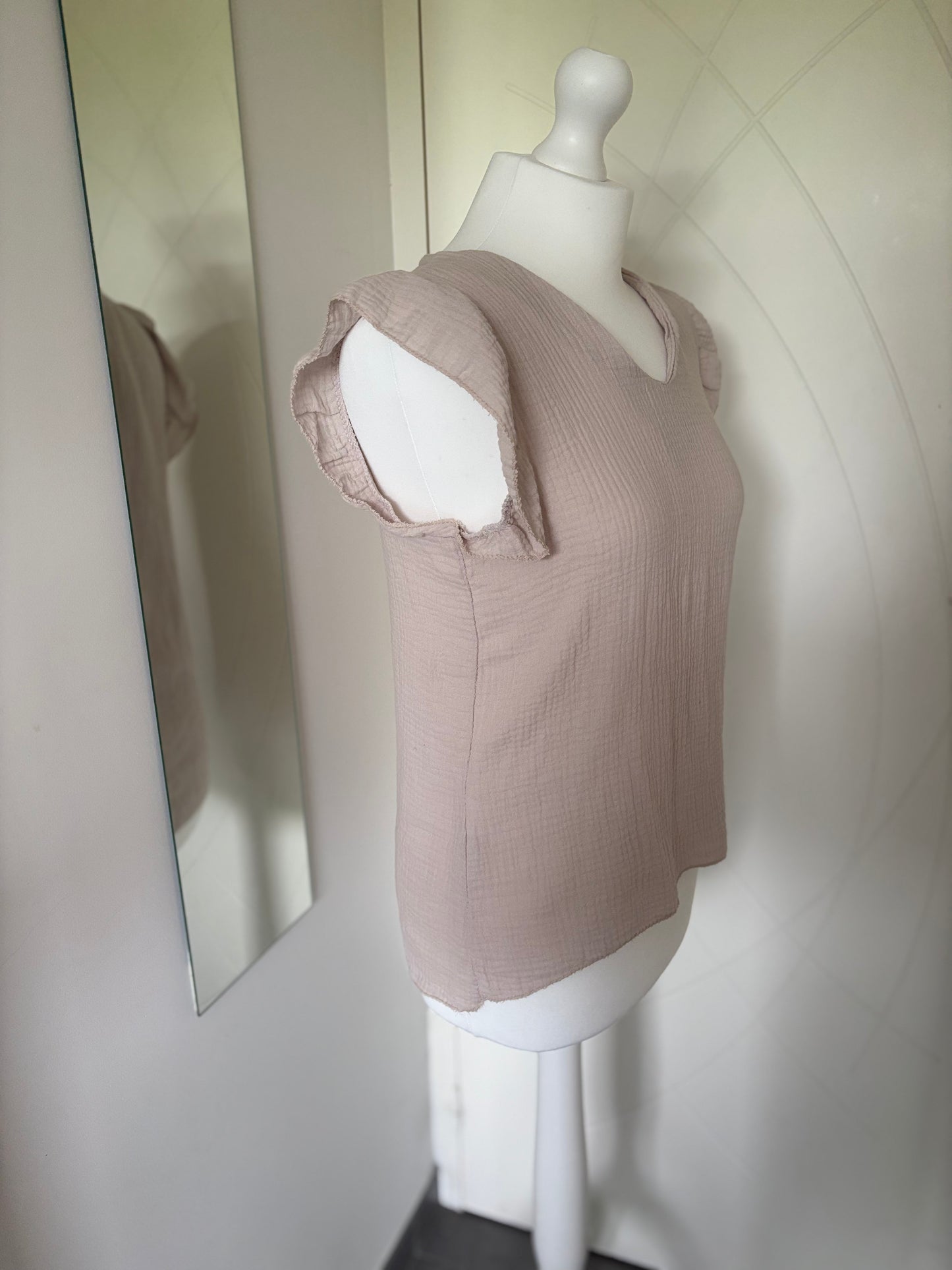 Top col V gaze de coton manches volantées beige