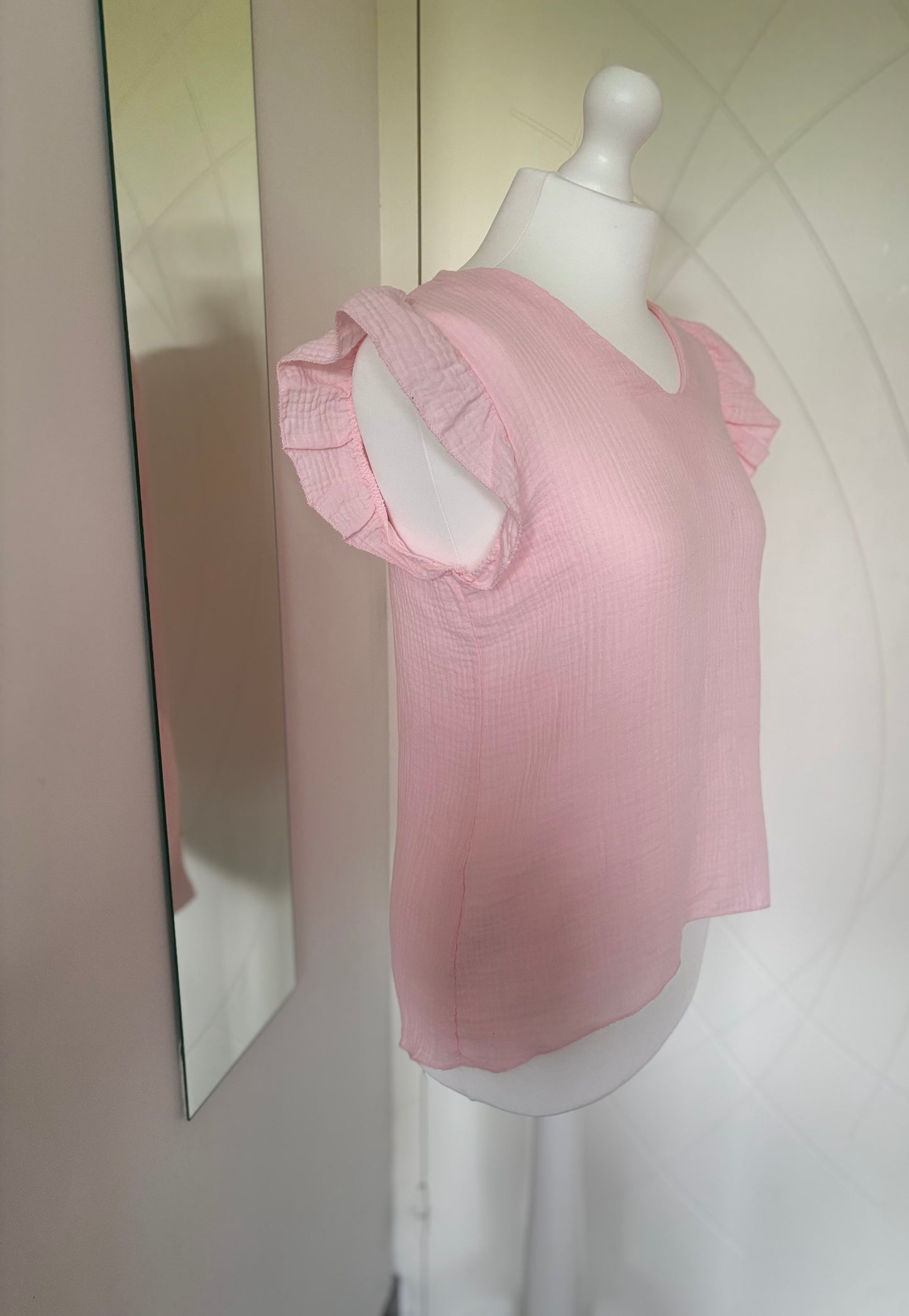 Top col V gaze de coton manches volantées rose