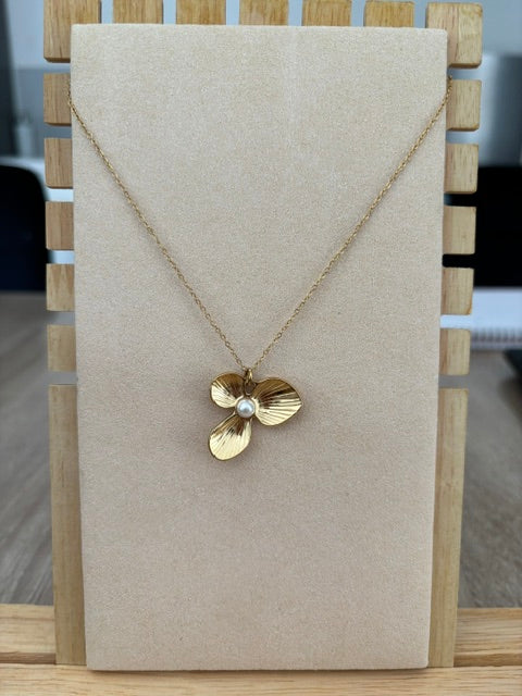 Collier Fleur Dorée avec Perle