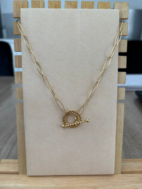 Collier “Étreinte Dorée” – Élégance Sculptée