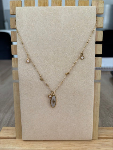 Collier Médaille Dorée et Détails Fins